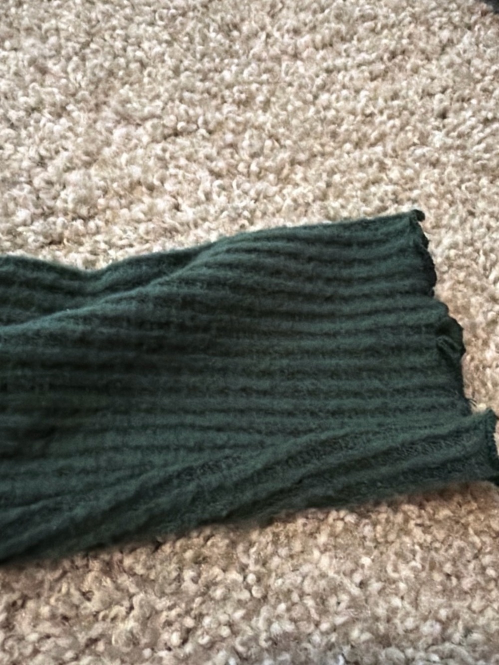 Lush Dark Green Ribbed Lettuce-Edge Top - Picture 2 of 3